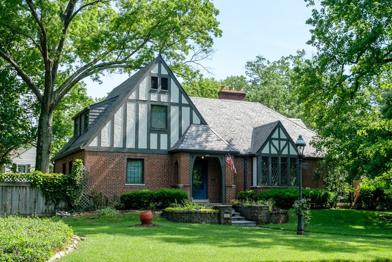 A Sidewalk Tour of the Stunning Homes on Hollywood Avenue in College
