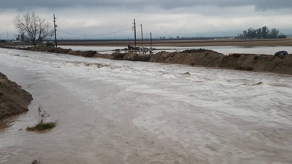 VIDEO Bakersfield couple captures flood in front of their house WJLA