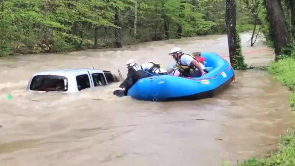 Dramatic Video Dickson Rescue Crews Save People Trapped In Vehicle In Flood Waters Wztv
