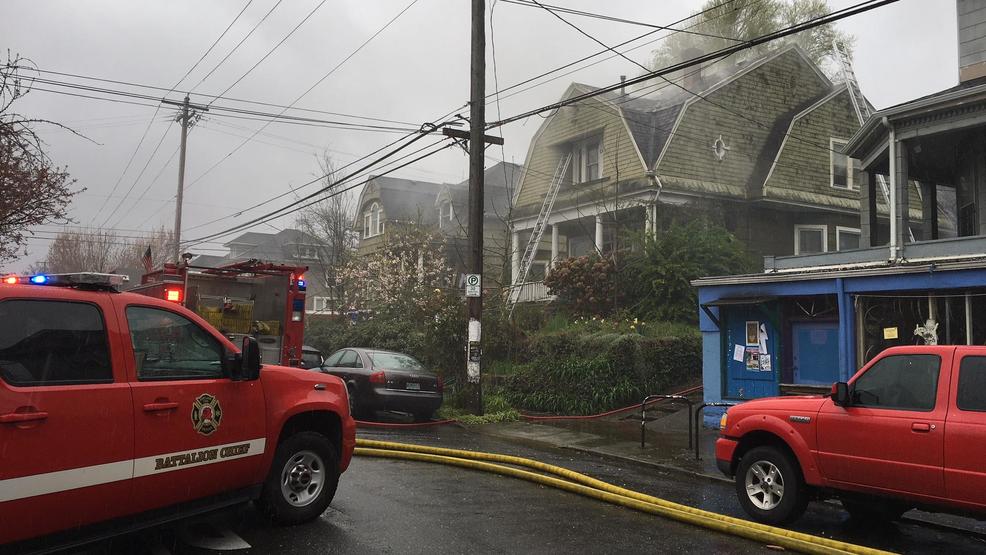 Crews battle apartment fire in Southeast Portland KATU